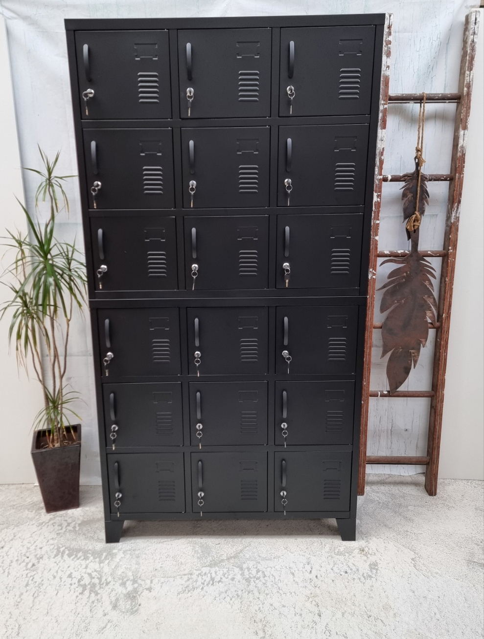 Black 18 Door Locker