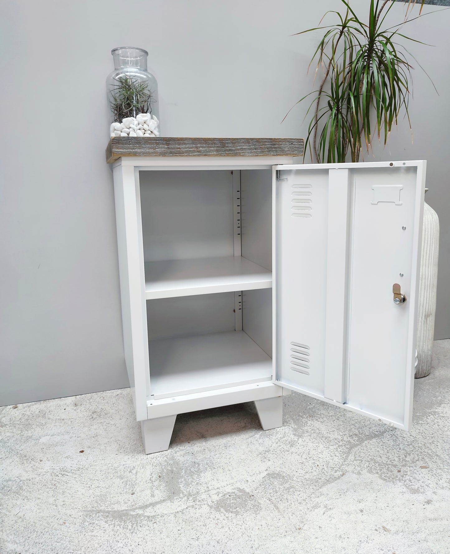 White metal mini locker with Pallet top, Right opening door, showing adjustable shelf