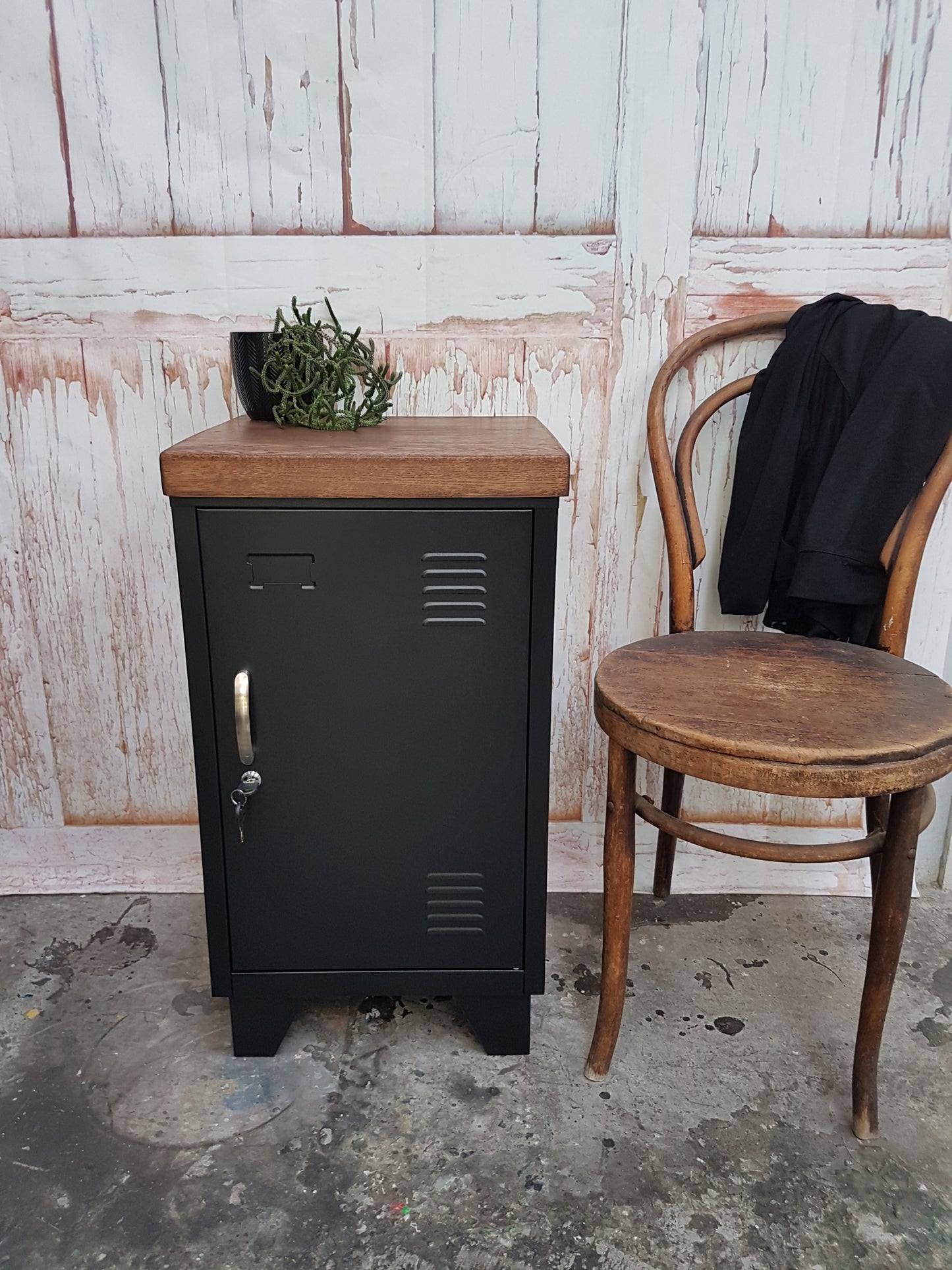 Right open Black Mini Locker-Dark Oak top
