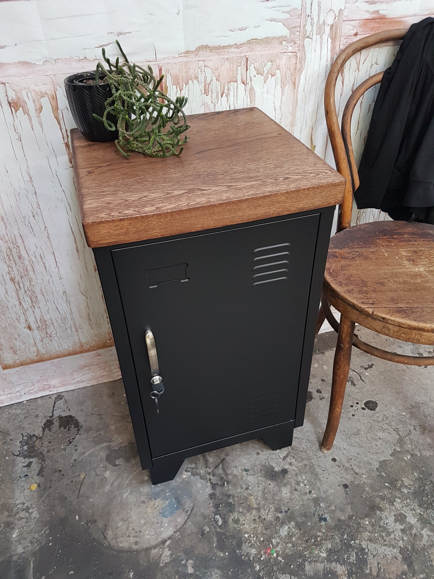 Right open Black Mini Locker-Dark Oak top